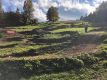 Bikepark nabízí adrenalinový zážitek v podobě 3 různě náročných tratí na kopci, na který je možné nechat se vyvést pomou..