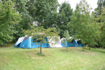 Camp Javořice - turistatek Kemp - terasa u lesa.