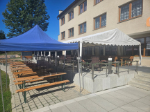 Penzion a kemp Vlčí Důl terasa před penzionem
