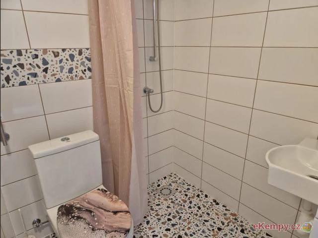 Plážový resort Laguna 4L chatky, soc.zařízení, lednice