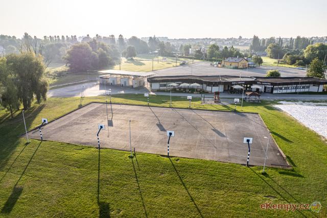 Autokemp Jezero Basketbalové hřiště